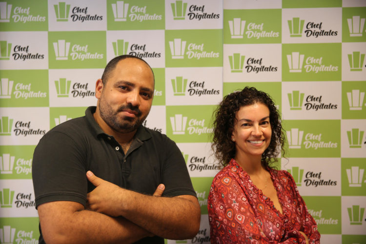 Los fundadores de la aplicación Chef Digitales, Richard Barbera (i) y Macarena Martínez, fueron registrados al posar, durante una entrevista con EFE, en Montevideo (Uruguay). EFE/Santiago Carbone