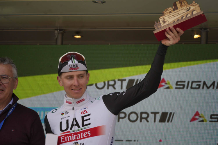 El corredor esloveno Tadej Pogacar (UAE Team Emirates) en el podio tras imponerse vencedor de la cuarta etapa de la 69º Vuelta a Andalucía disputada entre Olvera (Cádiz) e Iznájar, de 164 kilómetros de recorrido, este sábado. EFE/ Rafa Alcaide