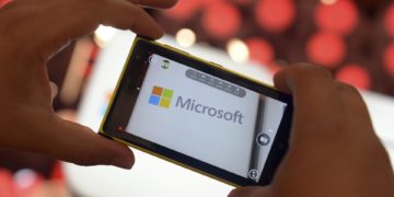 Microsoft llevará su chat de inteligencia artificial a teléfonos y Skype