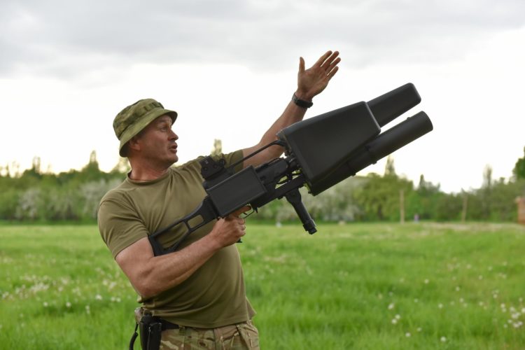 Imagen de archivo de un militar ucraniano exhibiendo un arma antidrones en Kiev. EFE/EPA/OLEG PETRASYUK