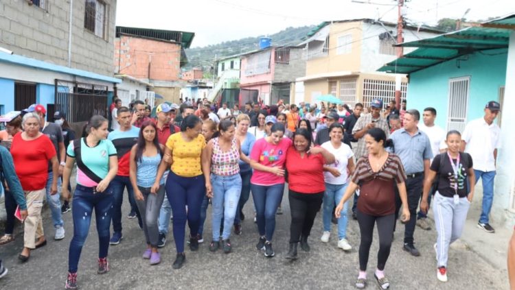 Alacadesa Angie Quintana Parte recorre comunidades de Valera