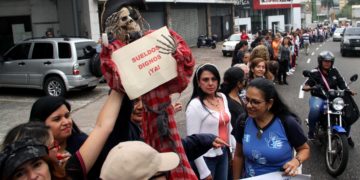 Táchira/ Docentes realizaron cadena humana al cumplirse un mes de protestas