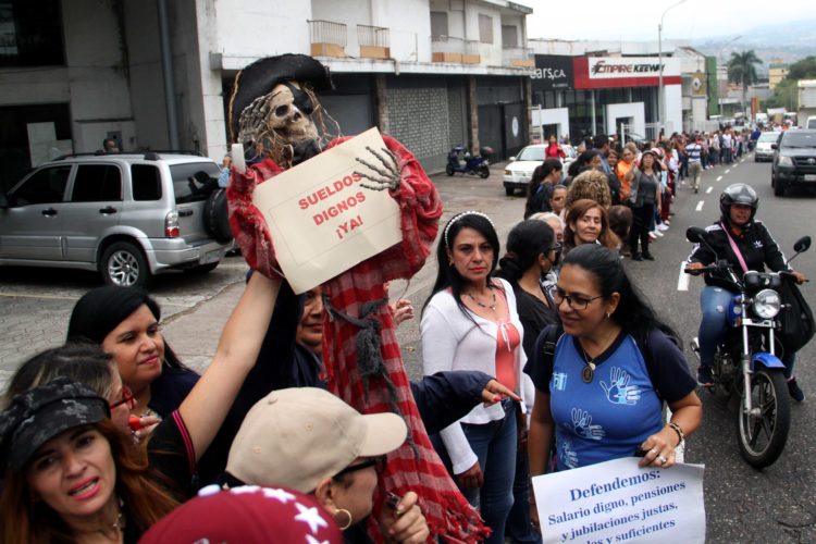 Con un esqueleto los docentes hicieron referencia a los bajos salarios. Fotos: Carlos Eduardo Ramírez