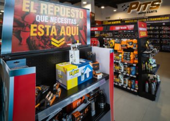 Tiendas Pits Auto Parts destacan por ofrecer servicios especiales como cambio gratuito de aceite