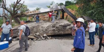 Derrumbe provoca la caída del puente Onia dejando dos personas fallecidas e incomunicada la vía entre El Vigía y el estado Táchira