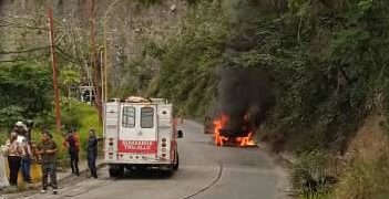 Se incendió un vehículo en la bajada de La Beatriz