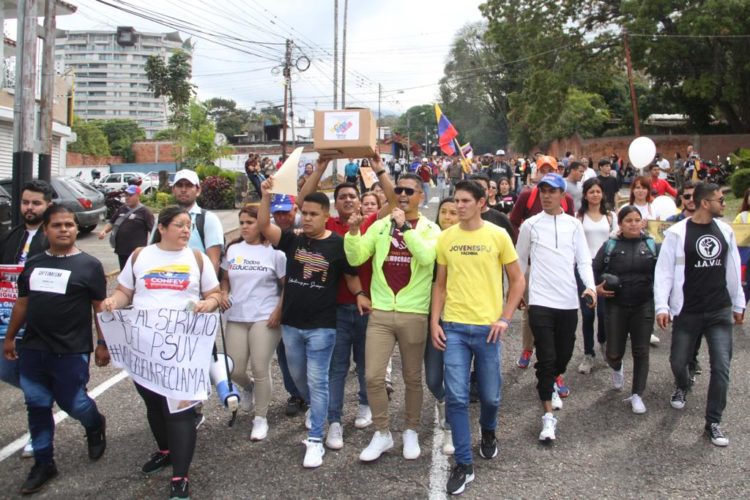 Dirigentes juveniles y docentes marcharon desde la plaza Daniel Tinoco hasta el CNE en San Cristóbal. Fotos: Carlos Eduardo Ramírez