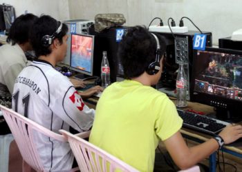 Los jóvenes pasan el equivalente a dos meses al año conectados a una pantalla