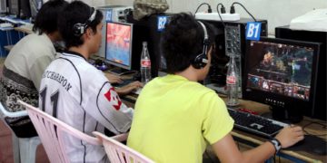 Los jóvenes pasan el equivalente a dos meses al año conectados a una pantalla