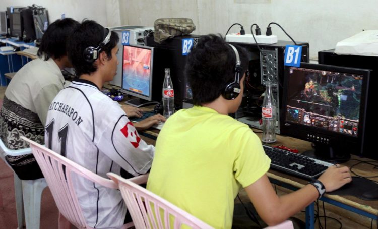 Imagen de archivo de unos jugando frente a la pantalla de un ordenador. EFE/Rungroj Yongrit
