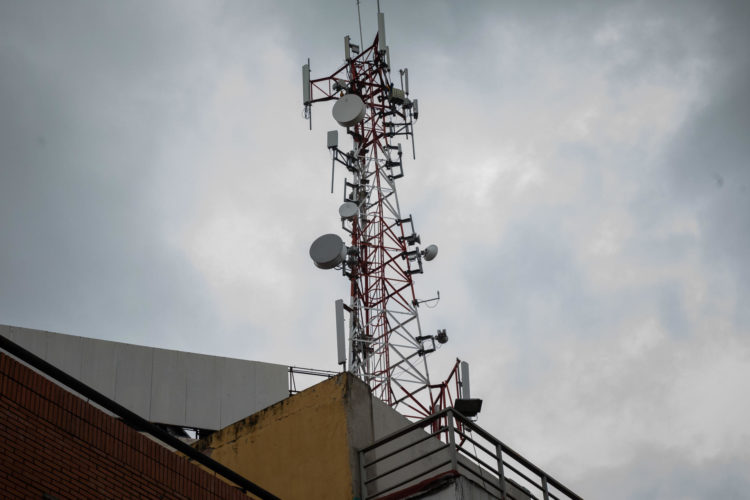 Fotografía de una antena de radio, el 9 de febrero de 2023, en Caracas (Venezuela). EFE/ Rayner Peña R.