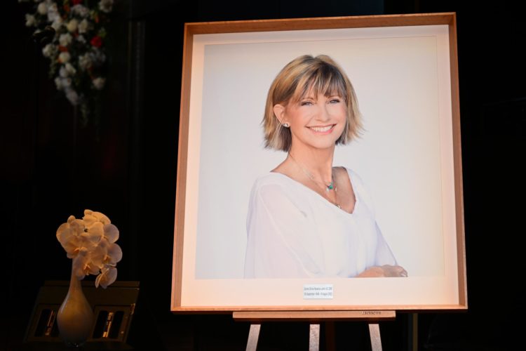 Un retrato de Olivia Newton-John en el escenario del Hamer Hall del Centro de Artes de Melbourne, donde familiares, amigos y celebridades homenajearon este domingo la memoria de la artista. EFE/EPA/JAMES ROSS AUSTRALIA AND NEW ZEALAND OUT