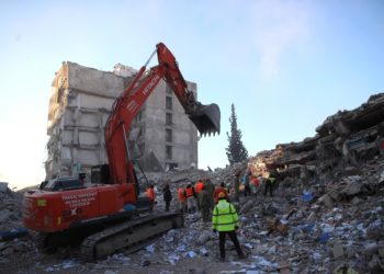 Culpan de la tragedia de los sismos en Turquía a la violación de la norma de edificación