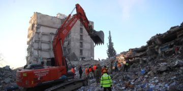 Culpan de la tragedia de los sismos en Turquía a la violación de la norma de edificación