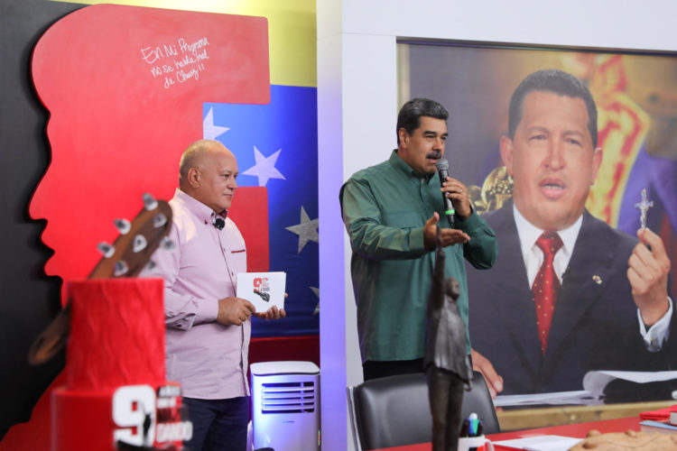 Fotografía cedida por prensa de Miraflores donde se observa al presidente de Venezuela, Nicolás Maduro, acompañado de Diosdado Cabello en un programa de televisión, hoy, en Caracas (Venezuela). EFE/ Prensa Miraflores