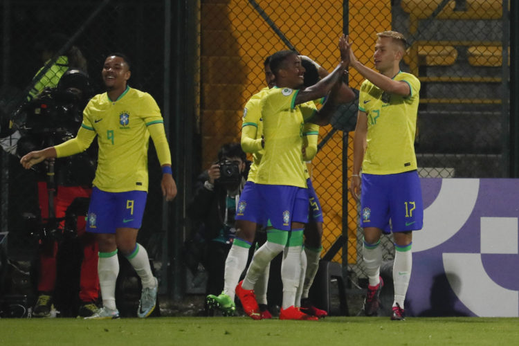 Jugadores de Brasil celebran un gol de Andrey Santos hoy, en un partido de la fase final del Campeonato Sudamericano Sub'20 entre las selecciones de Brasil y Venezuela en el estadio de Techo en Bogotá (Colombia). EFE/ Carlos Ortega
