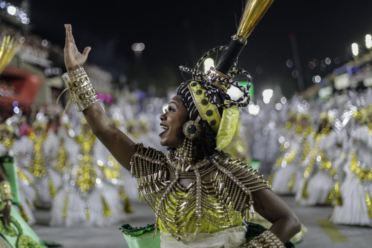 Fotografía de archivo de los bailes realizados por escuelas durante la celebración de una edición del carnaval de Río de Janeiro (Brasil). EFE/Antonio Lacerda