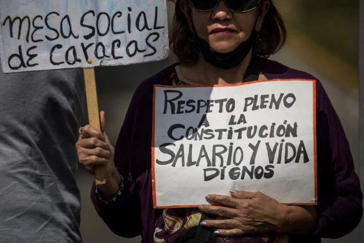 Fotografía de archivo de personas se manifiestan durante una protesta en la que exigen mejoras salariales en Caracas (Venezuela). EFE/ Miguel Gutierrez