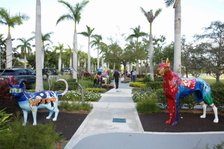 Fotografía del Paseo de Perros y Gatos y los Jardines de Esculturas inaugurado hoy, en el Parque Maurice A. Ferré, en Miami, Florida (EE.UU.). EFE/Marlon Pacheco