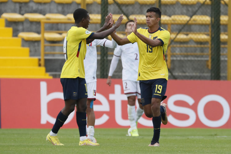 Cristhoper Zambrano (d) de Ecuador celebra un gol hoy, en un partido de la fase final del Campeonato Sudamericano Sub'20 en el estadio de Techo en Bogotá (Colombia). EFE/ Carlos Ortega
