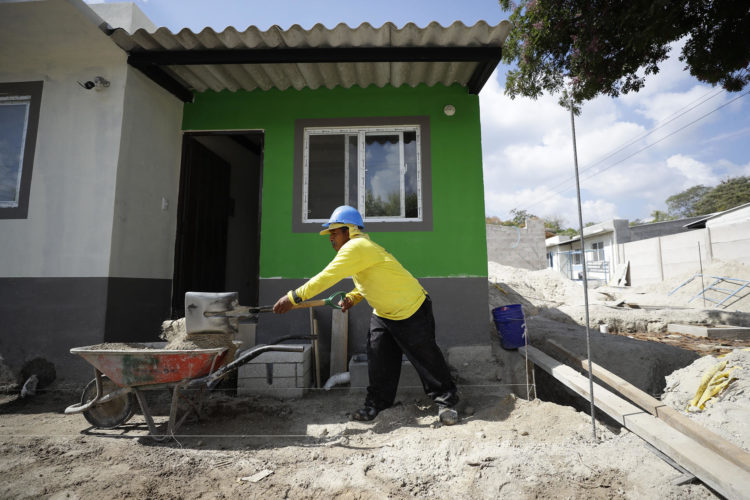 Un obrero trabaja en la construcción de un proyecto habitacional, el 17 de febrero de 2022, en la colonia Vista al Lago en Ilopango (El Salvador). EFE/Rodrigo Sura