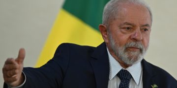 Lula sobrevuela las zonas afectadas por las fuertes lluvias en Sao Paulo