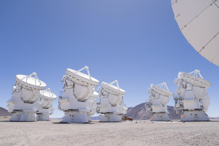 Fotografía de archivo que muestra las antenas del telescopio ALMA en las inmediaciones del observatorio, a más de 5000 metros sobre el nivel del mar, en San Pedro de Atacama, (Chile). EFE/ Adriana Thomasa