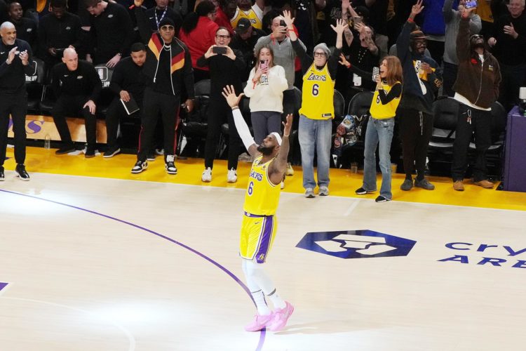 El jugador de Los Angeles Lakers LeBron James (c) reacciona tras imponer el récord anotador de la NBA, el 7 de febrero de 2023. EFE/Allison Dinner