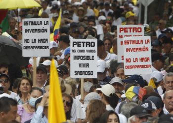 Colombianos comienzan a llenar las calles para rechazar las reformas del Gobierno