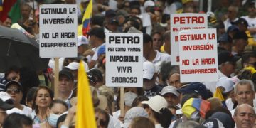 Colombianos comienzan a llenar las calles para rechazar las reformas del Gobierno