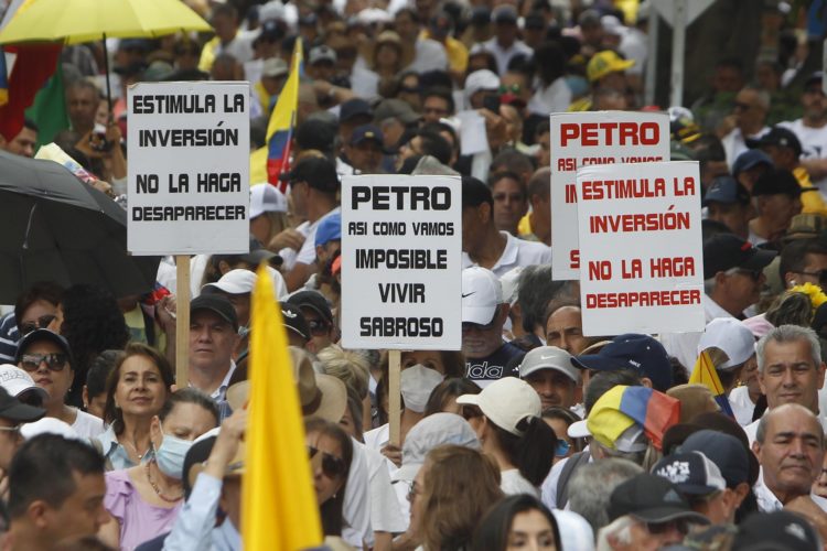 Miles de personas participan e una marcha contra las reformas del Gobierno del presidente colombiano, Gustavo Petro, hoy, en Medellín (Colombia). EFE/Luis Eduardo Noriega A.