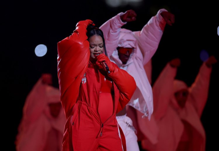 La cantante Rihanna durante su actuación en la Super Bowl. EFE/EPA/CAROLINE BREHMAN