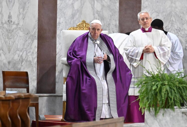 El Papa Francisco con motivo de la misa del Miércoles de Ceniza en la Basílica de Santa Sabina este 22 de febrero. EFE/EPA/ANSA/CLAUDIO PERI