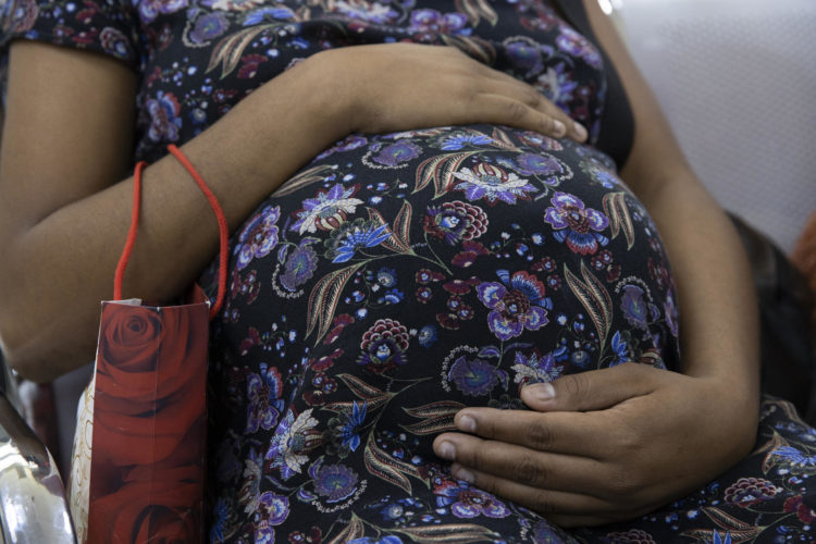 Una joven con embarazo avanzado. EFE/ Orlando Barría