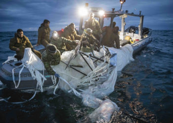 La Armada de EE.UU. publica fotos de los restos que ha recuperado del globo chino