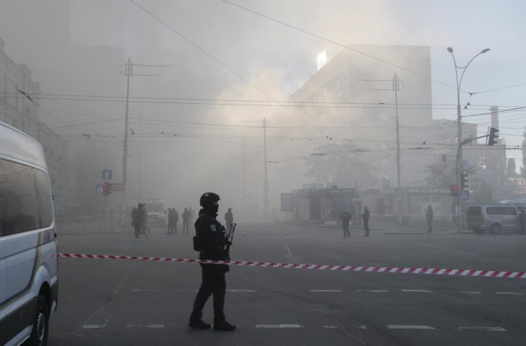 Imagen de archivo de un ataque en Kiev. EFE/EPA/SERGEY DOLZHENKO