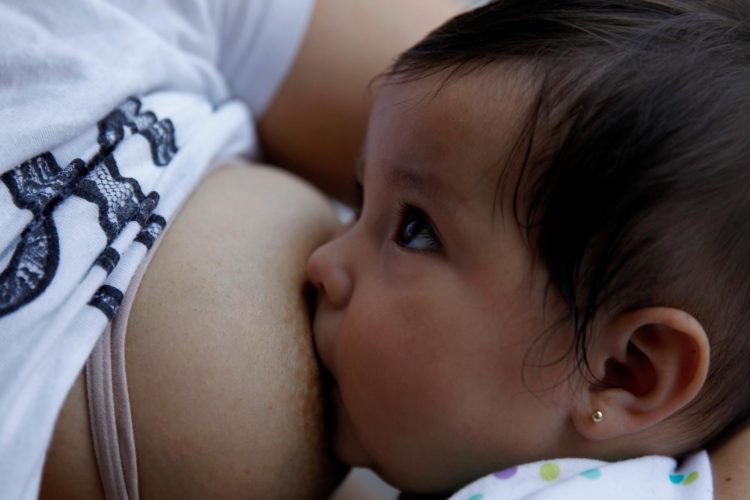 En la imagen de archivo, una mujer amamanta a su bebé en Ciudad de México (México). EFE/ Sáshenka Gutiérrez