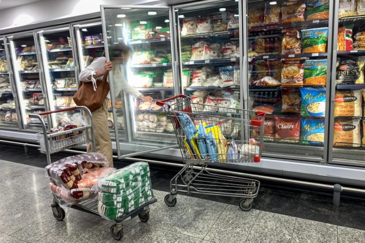 Una mujer busca artículos en una nevera de un supermercado de Caracas (Venezuela), en una fotografía de archivo. EFE/Miguel Gutiérrez