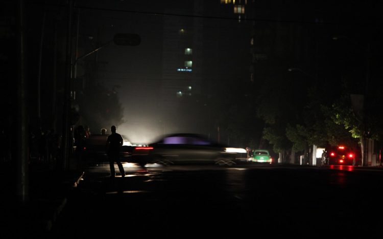 Fotografía de archivo de varios automóviles que por una calle sin iluminación en La Habana (Cuba). EFE/Alejandro Ernesto