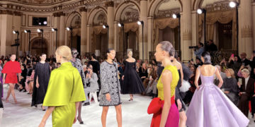 Carolina Herrera moderniza el estilo de la emperatriz Sisi para el otoño