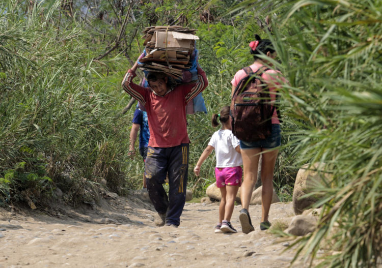 Personas cargan mercancías a través de las trochas que conectan a Colombia con Venezuela, el 20 de febrero de 2023, en Cúcuta (Colombia). EFE/ Mario Caicedo