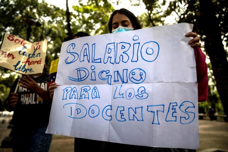 Una mujer sostiene un cartel en una manifestación en Caracas (Venezuela), en una fotografía de archivo. EFE/Miguel Gutiérrez