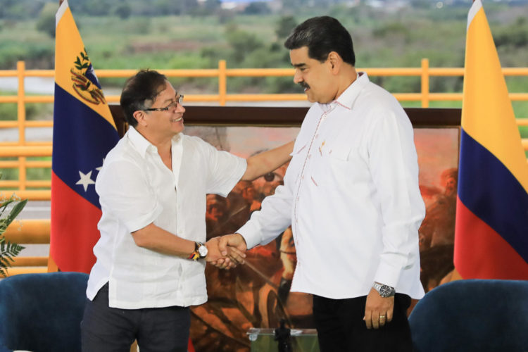 Fotografía cedida por prensa de Miraflores donde se observa el presidente de Colombia Gustavo Petro (i), se reúne con su homólogo venezolano Nicolás Maduro , en una fotografía de archivo. EFE/Prensa de Miraflores