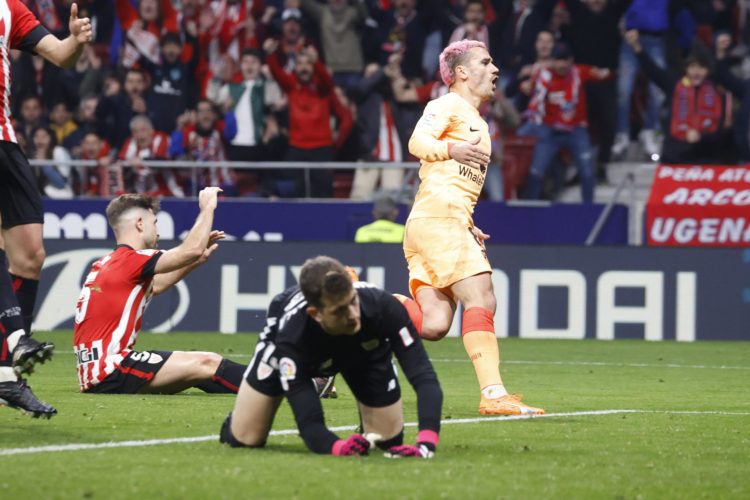 El delantero francés del Atlético de Madrid, Antoine Griezmann, celebra el primer gol del equipo madrileño durante el encuentro correspondiente a la jornada 22 que disputaron frente al Athletic Club en el estadio Metropolitano, en Madrid. EFE / Juan Carlos Hidalgo.