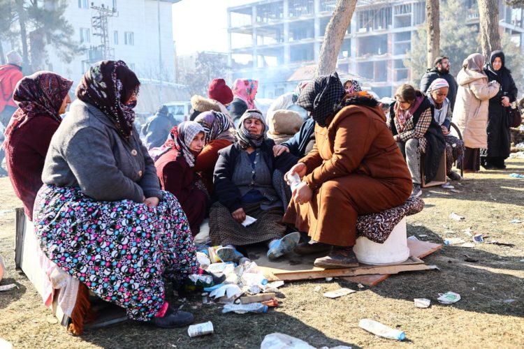 Las operaciones de rescate continúan en poblaciones turcas como Adiyaman, devastada por el terremoto. EFE/EPA/SEDAT SUNA