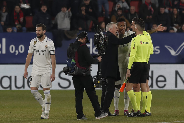 El técnico italiano del Real Madrid, Carlo Ancelotti, protesta al colegiado Munuera Montero al termino del primer tiempo del encuentro correspondiente a la jornada 22 de primera división en el estadio El Sadar de Pamplona. EFE / Villar López.