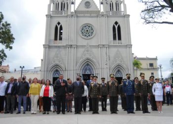 Alcaldesa y Gobernador brillaron por su ausencia durante la eucaristía y la ofrenda floral a Valera