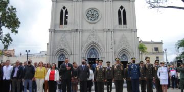 Alcaldesa y Gobernador brillaron por su ausencia durante la eucaristía y la ofrenda floral a Valera