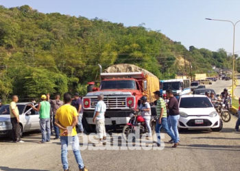 Nuevamente cerrado la vía en Las Pulgas por protesta de usuarios de E/S