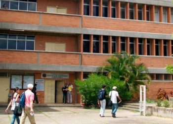 Esperanza de ejercer en el exterior alienta a los jóvenes que buscan su título para emigrar